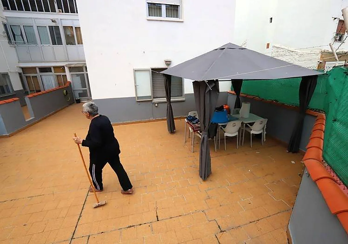 Una comunidad de Málaga lleva a juicio a una vecina por limpiar con manguera y «agua a manta» su terraza