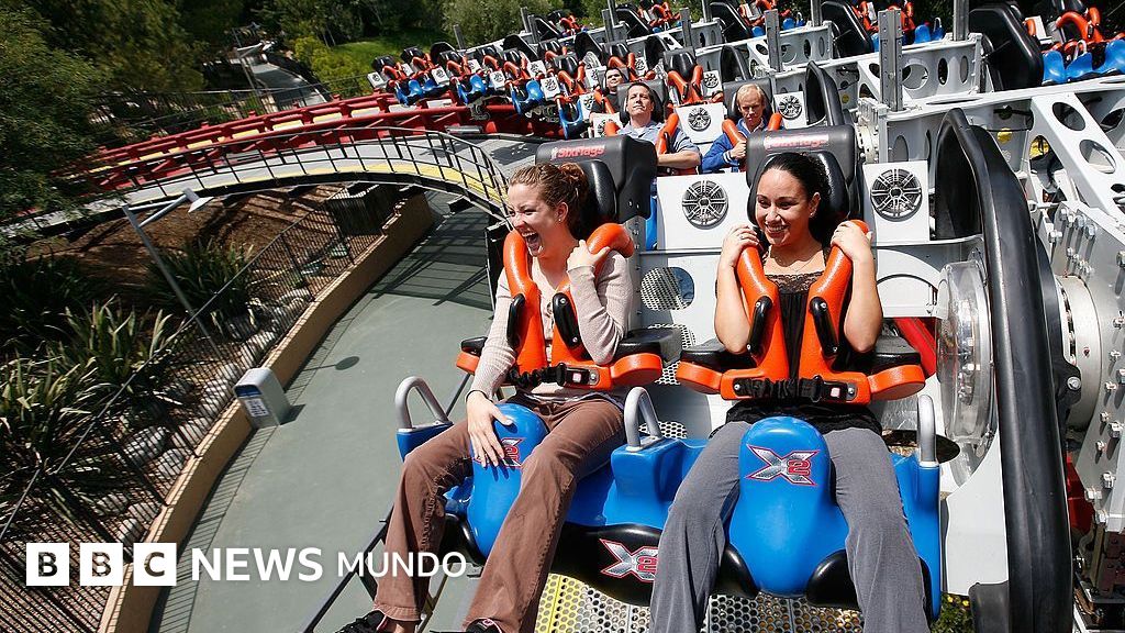 X2: cómo es la montaña rusa cerrada en el parque Six Flags de California y qué se sabe de las denuncias por lesiones cerebrales