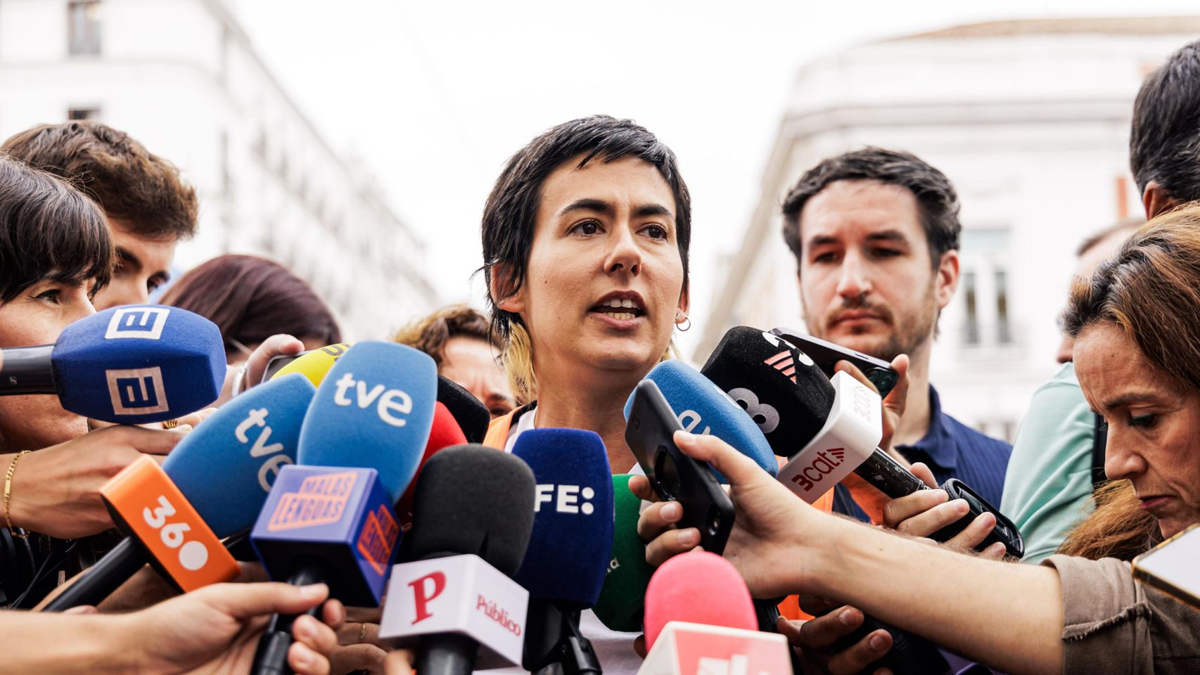 El Sindicato de Inquilinas se abraza a Sánchez, pide a Podemos apoyar los decretos y vuelve la acampada contra el PP