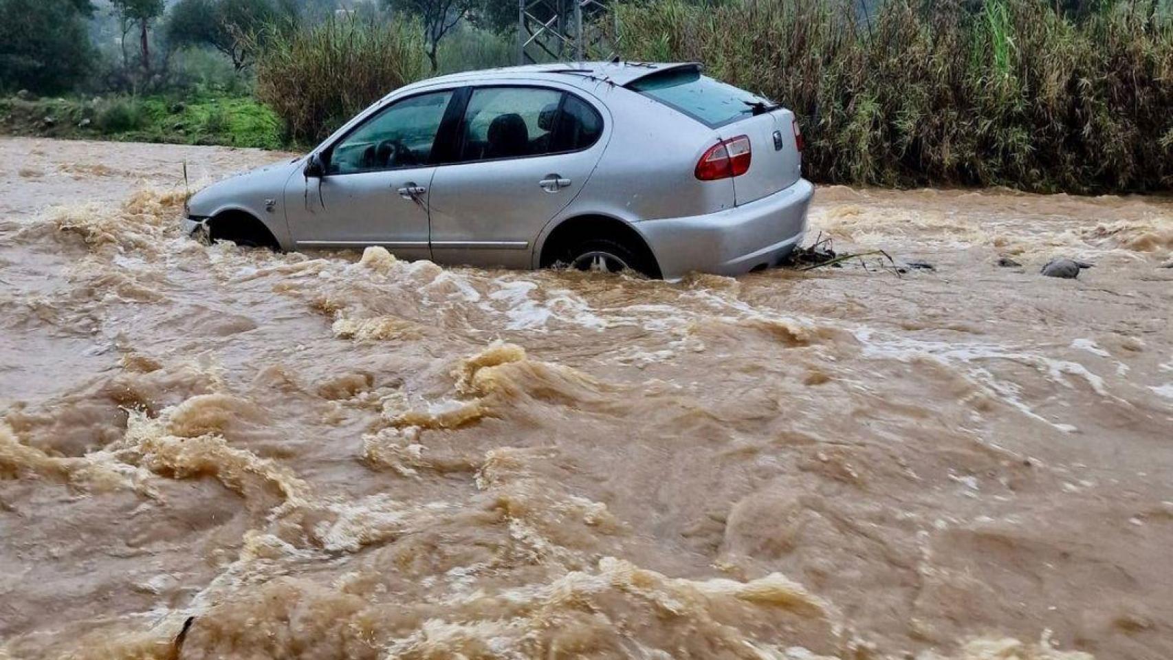 Última hora del aviso rojo por fuertes lluvias en Málaga, en directo | Riesgo de desbordamiento de los ríos