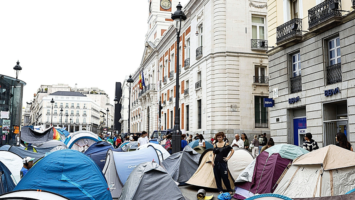 El Gobierno, acorralado por las acampadas de Ceuta y la Puerta del Sol