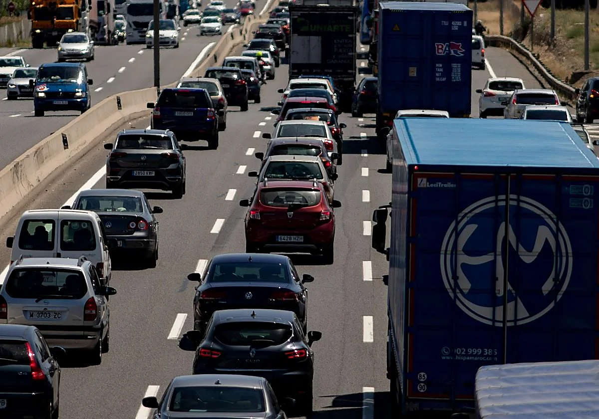 La DGT cambia las normas a partir de hoy en sus carreteras: la maniobra obligatoria para todos los conductores en los atascos
