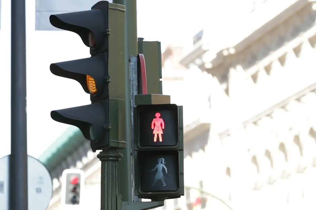 Las nuevas normas de tráfico que entran hoy en vigor: patinetes, bicicletas, motos, semáforos y taxistas