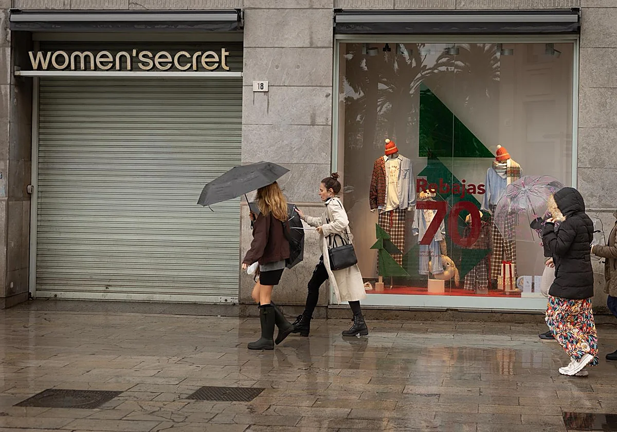 Algunos comercios y negocios hosteleros cierran por la alerta roja en Málaga: «Estamos desconcertados»