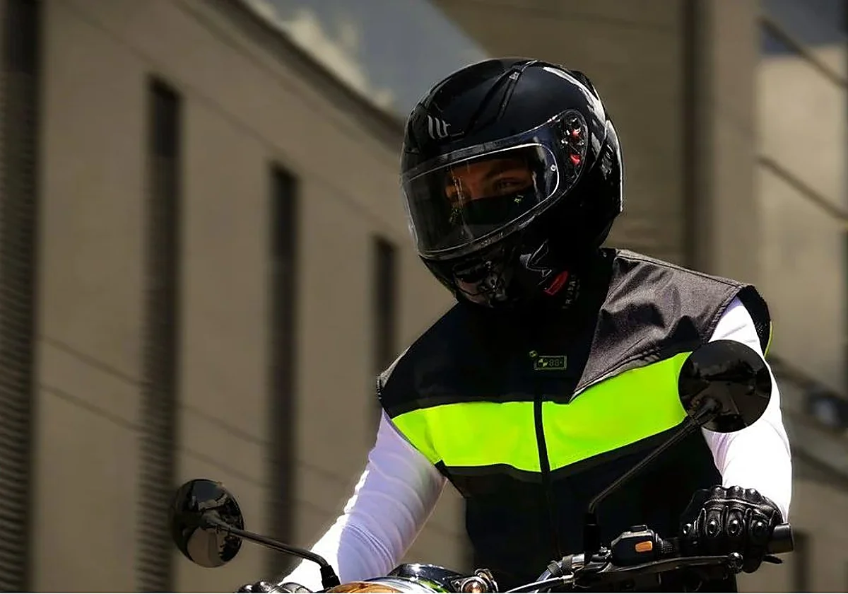¿Sabías que desde hoy es obligatorio llevar chaleco reflectante en la moto?