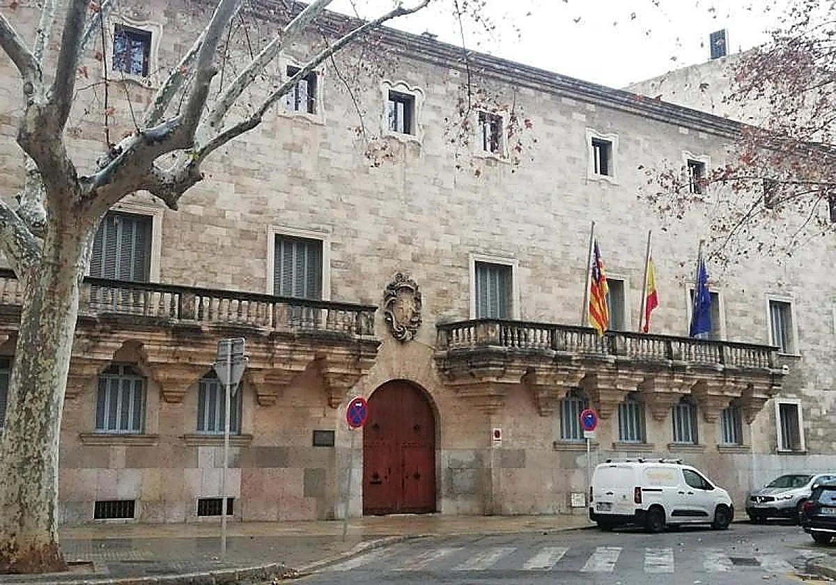 Un hombre niega haber violado a su pareja en Palma pero admite que le miró los genitales para ver si había estado con otros
