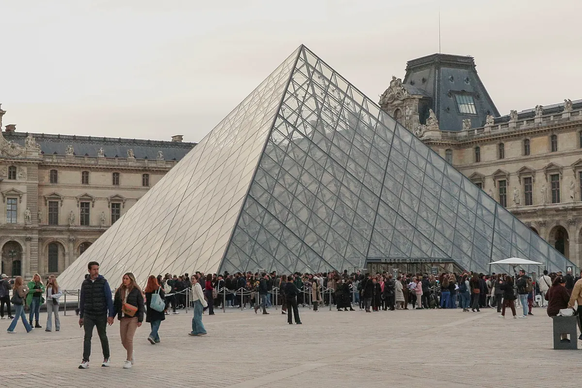 El director del Louvre promete una "cultura de seguridad" tras el robo