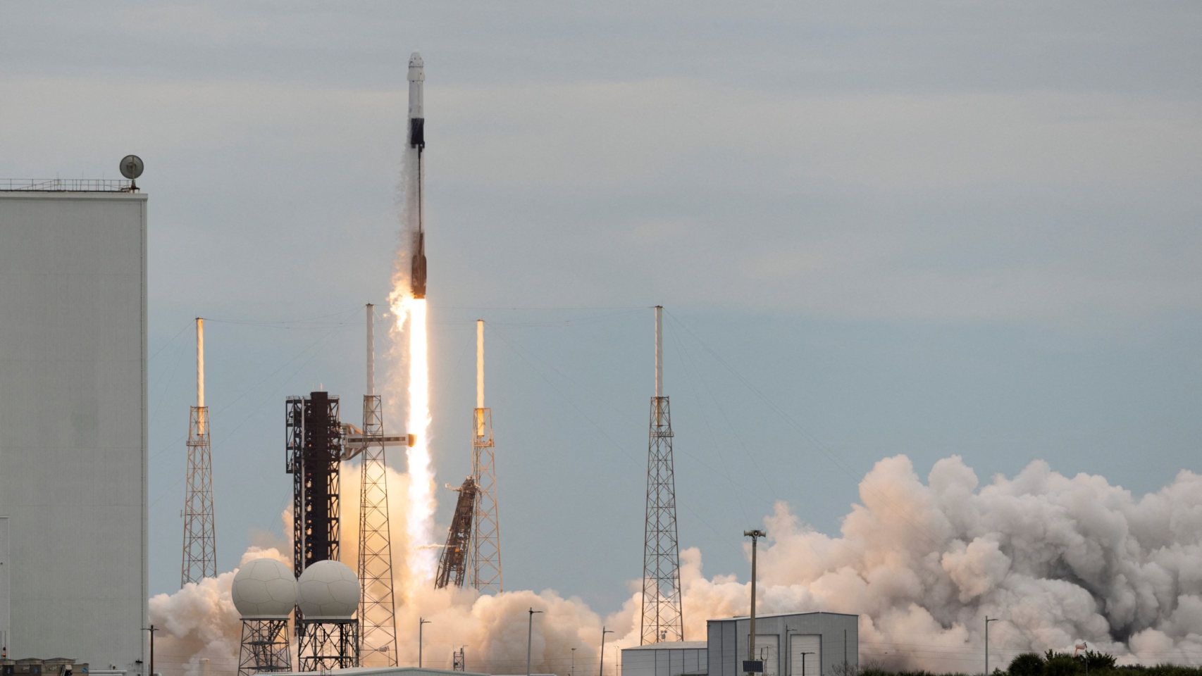 El viaje más rápido de EEUU a la estación espacial despega: cuatro astronautas de la Crew-13 intentan batir el récord