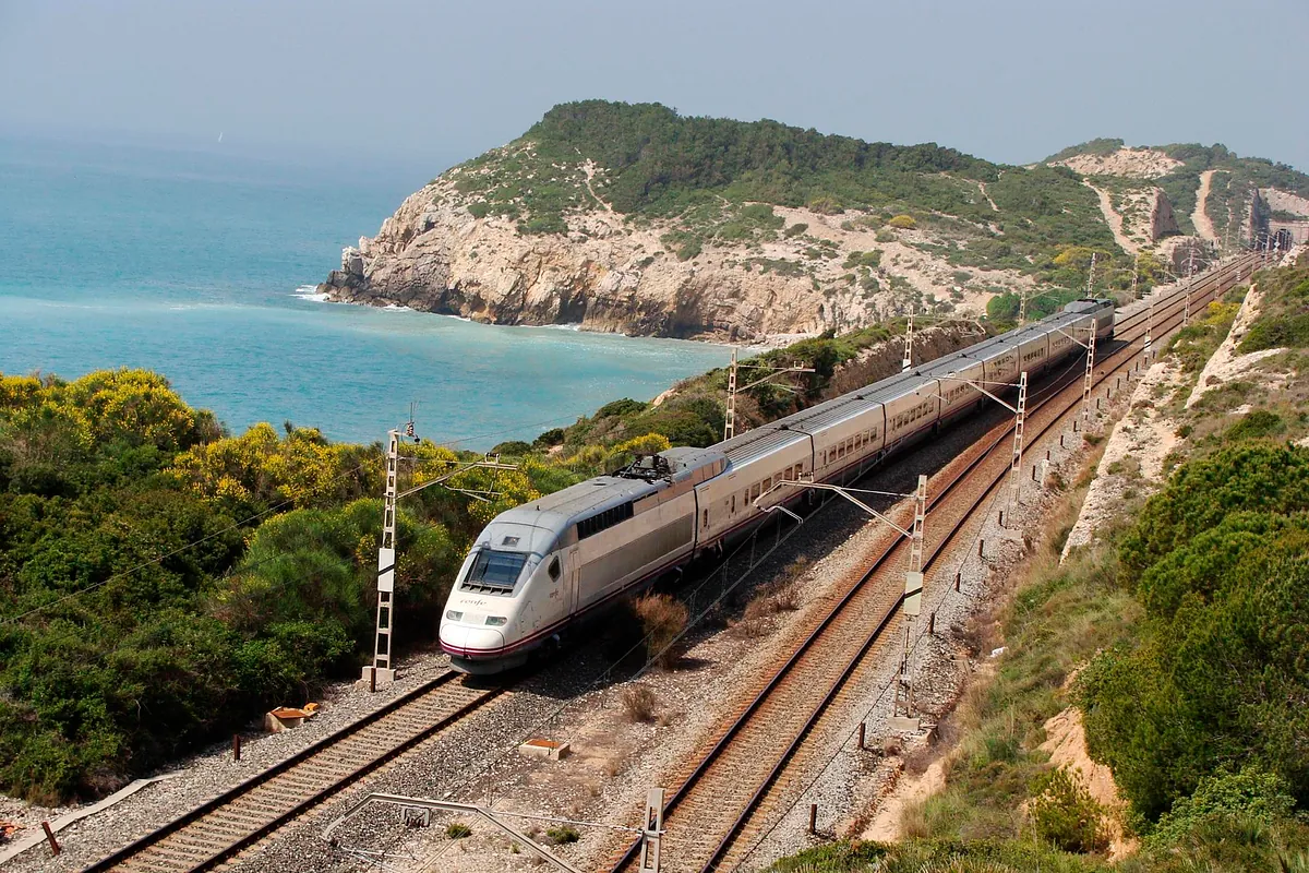 Renfe suspende varios trenes entre Cataluña y la Comunidad Valenciana por la alerta de lluvias