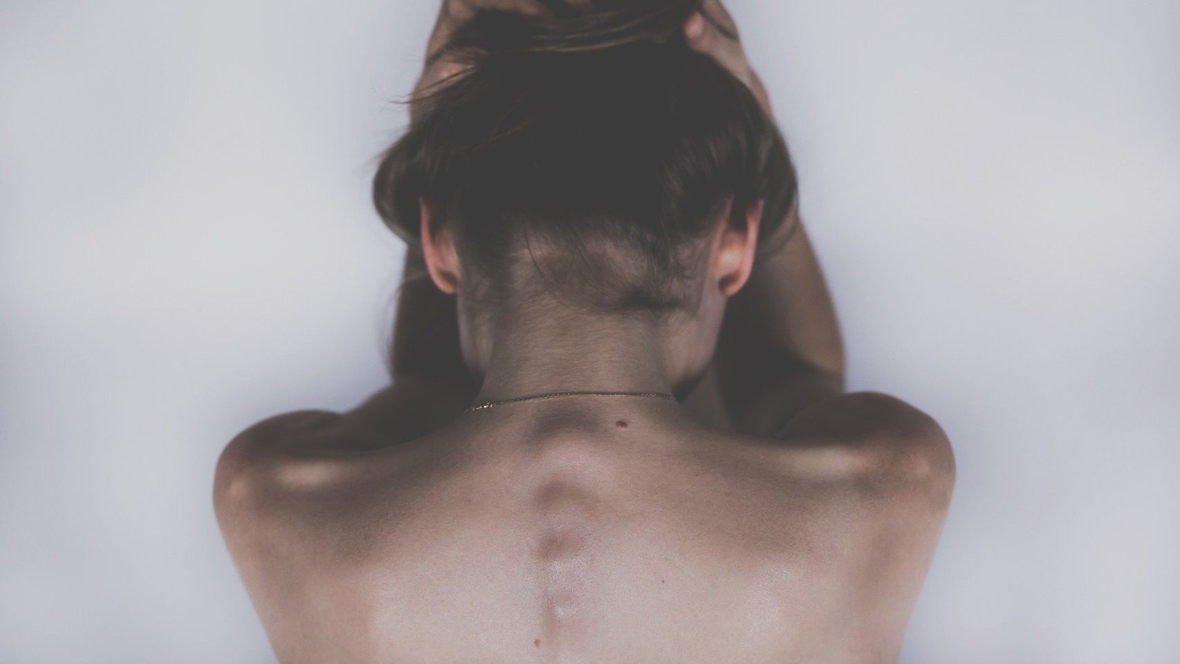 Por qué las mujeres experimentan más dolor que los hombres: "Buscan respuestas concretas con desesperación"