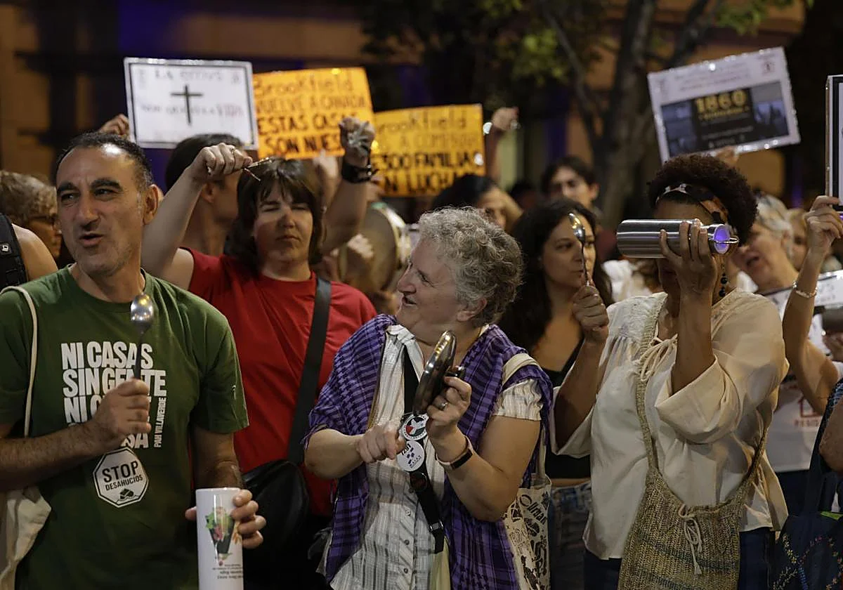 Una 'cacerolada' en Cibeles reclama al Congreso que escuche «a la calle» y convalide los decretos de vivienda