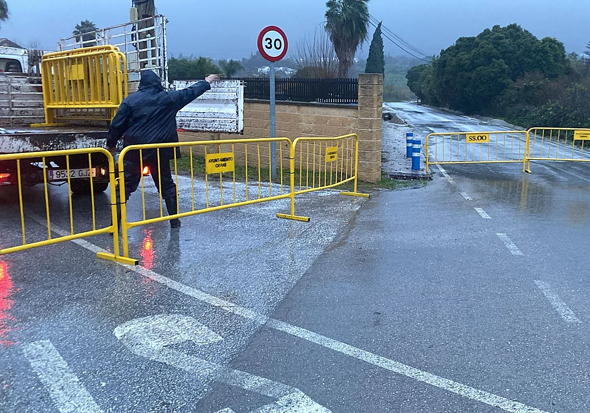 Inundaciones, suspensión de líneas de autobús y cortes de carretera por las lluvias en Alhaurín de la Torre