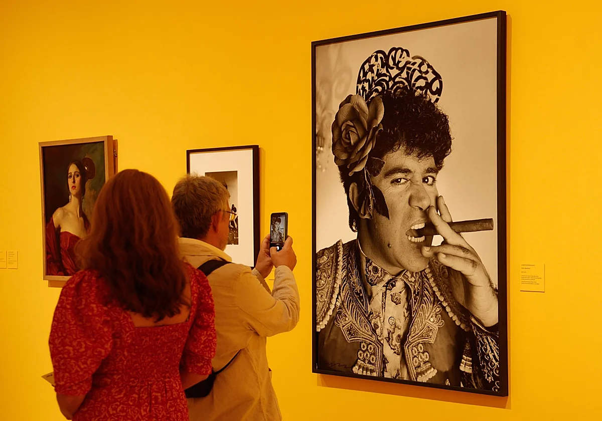 Pedro Almodóvar se cuela en el Museo Carmen Thyssen Málaga para demostrar que 'Spain is different'