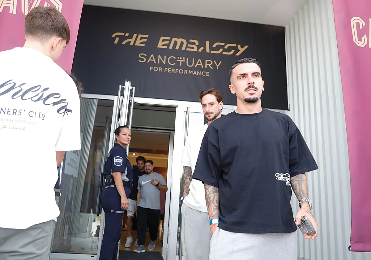 Adrián Niño, Joaquín y Calero visitan el entrenamiento de los Cavaliers en The Embassy