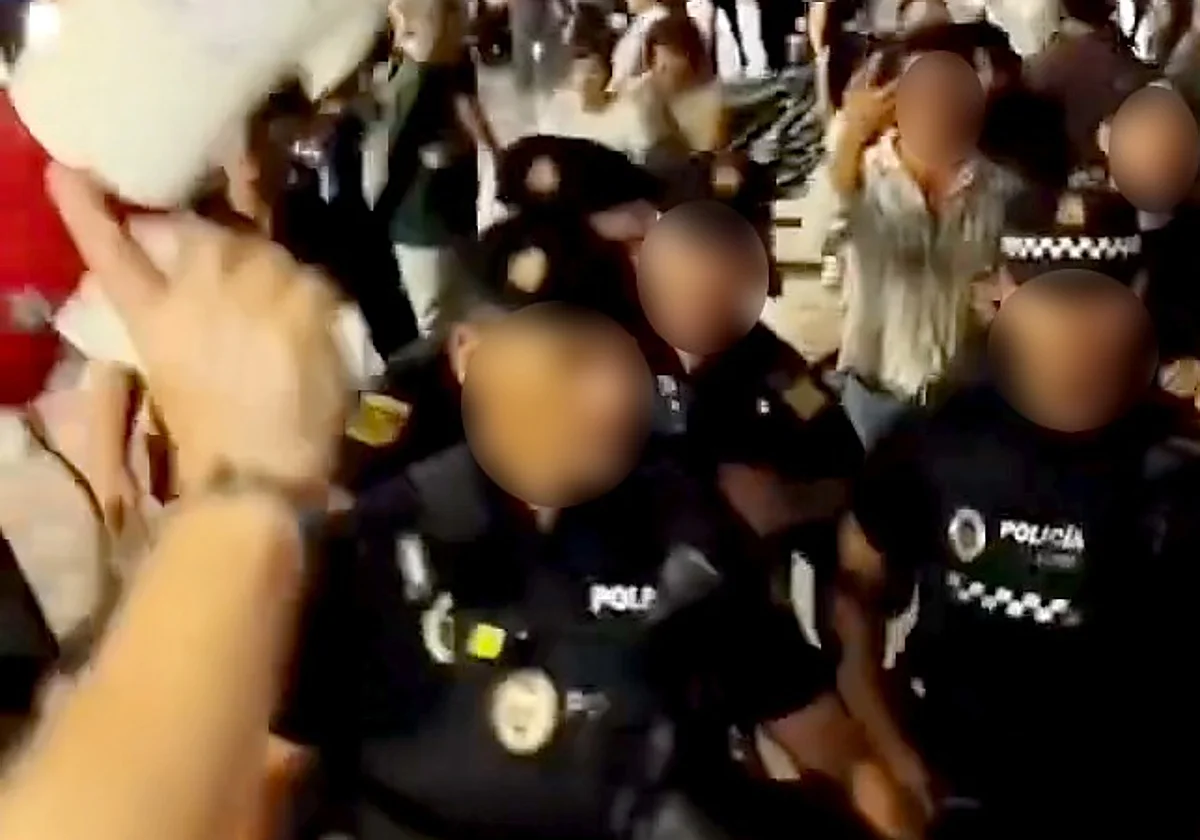 Los vídeos de la tensa actuación policial en la acampada: el alcalde habla de «agresiones» a los agentes