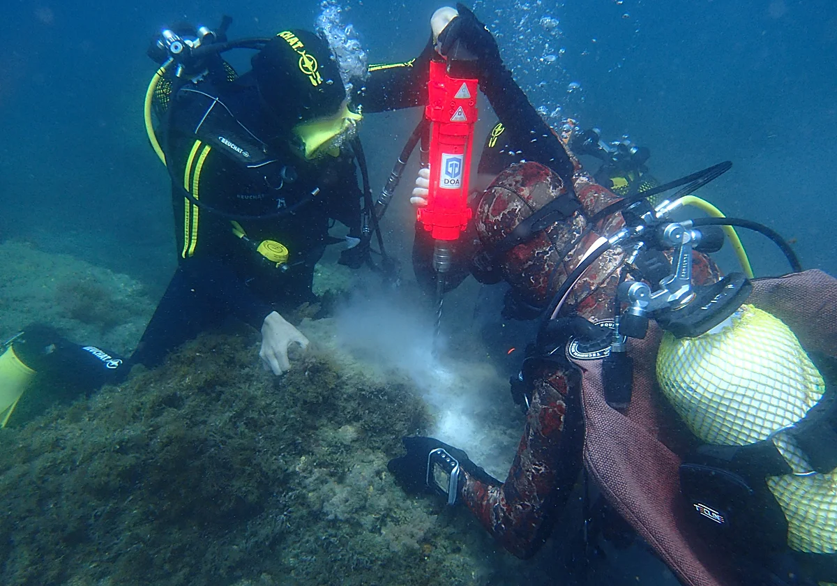 La Junta refuerza la protección del paraje de Maro-Cerro Gordo con tres fondeos ecológicos para los barcos de buceo