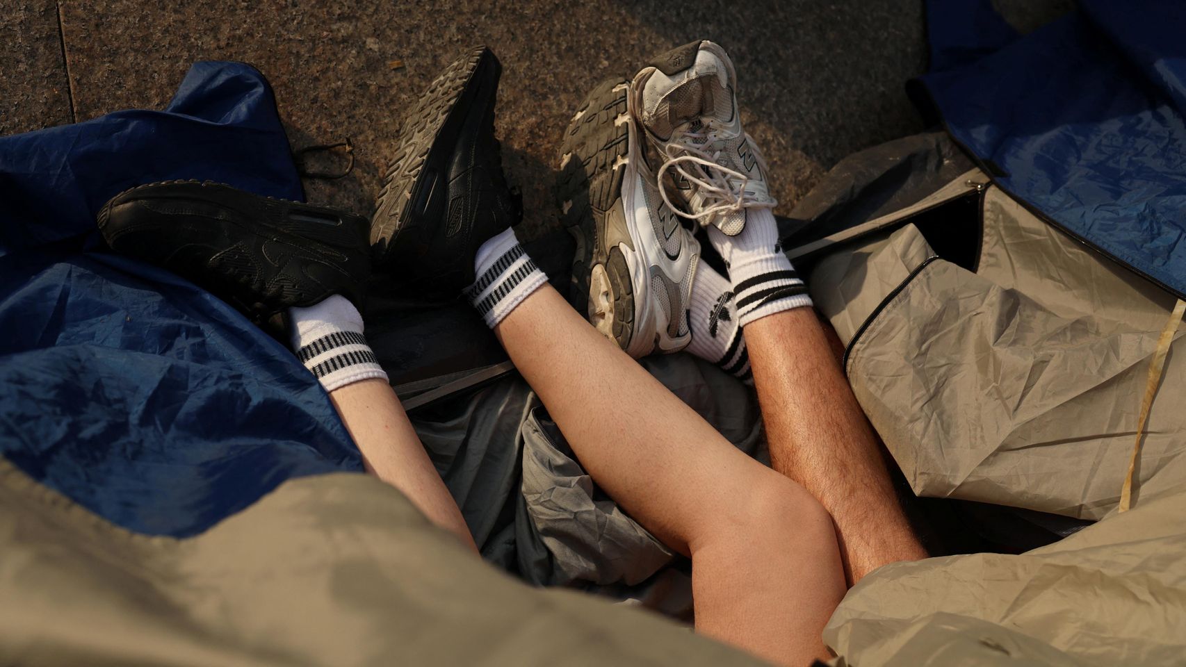 Teletrabajo y romances en la 'calle de los Bisexuales' de la acampada de Sol
