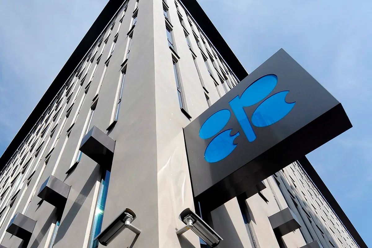 La OPEP+ evalúa su oferta petrolera tras la liberación de reservas del G7