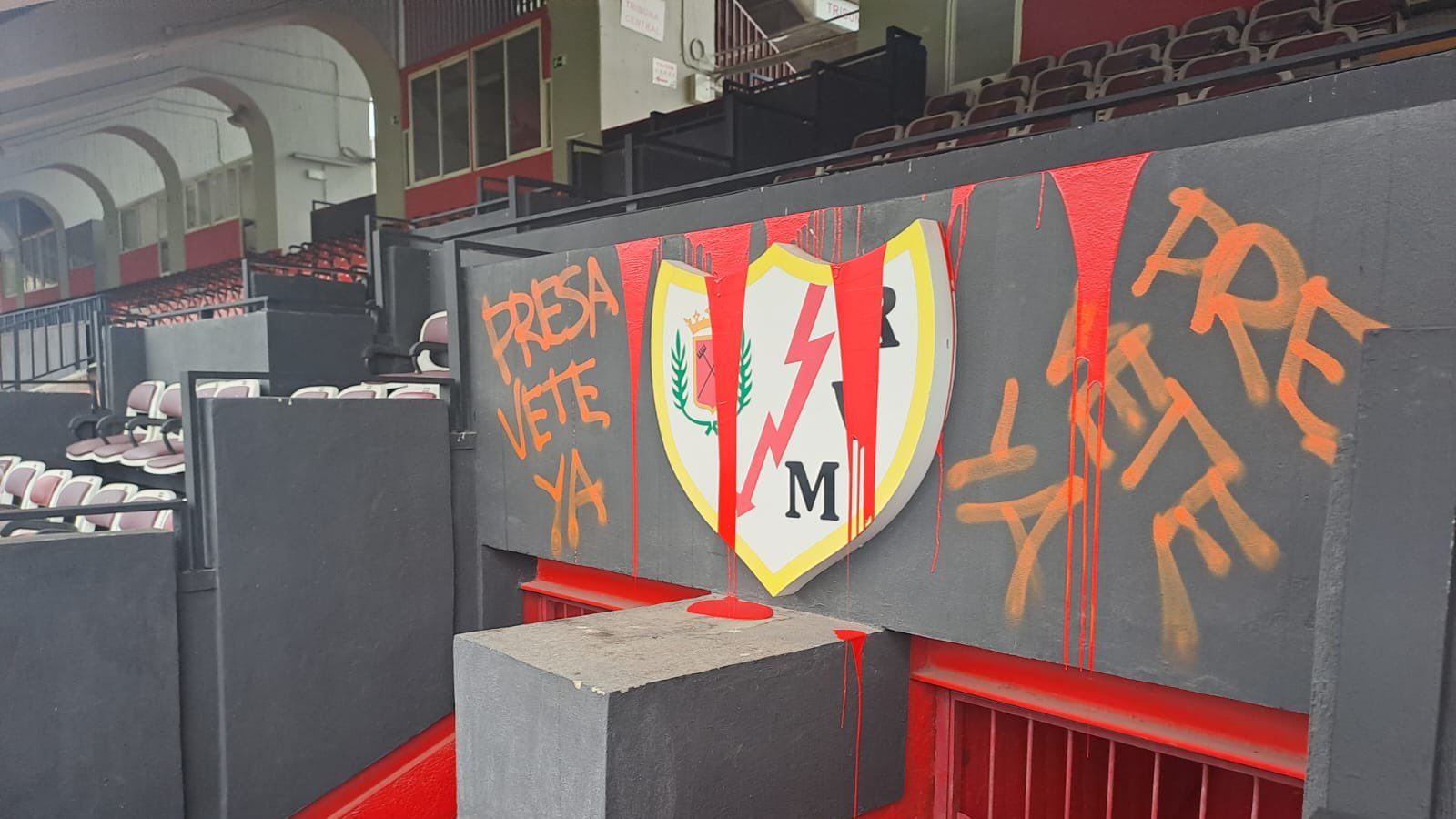 Vandalizan el palco del estadio de Vallecas: asientos destrozados y pintadas de "Presa, vete ya"