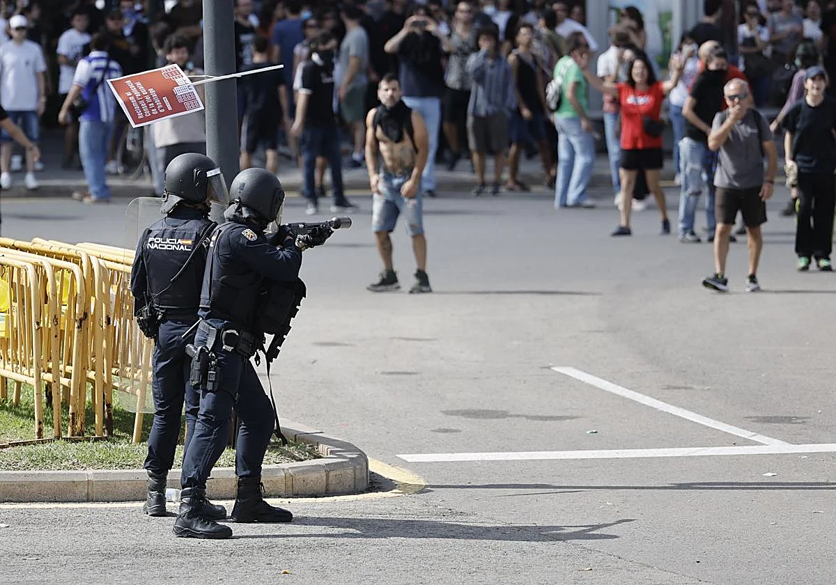 La policía lanza gases lacrimógenos y carga contra los manifestantes en Valencia