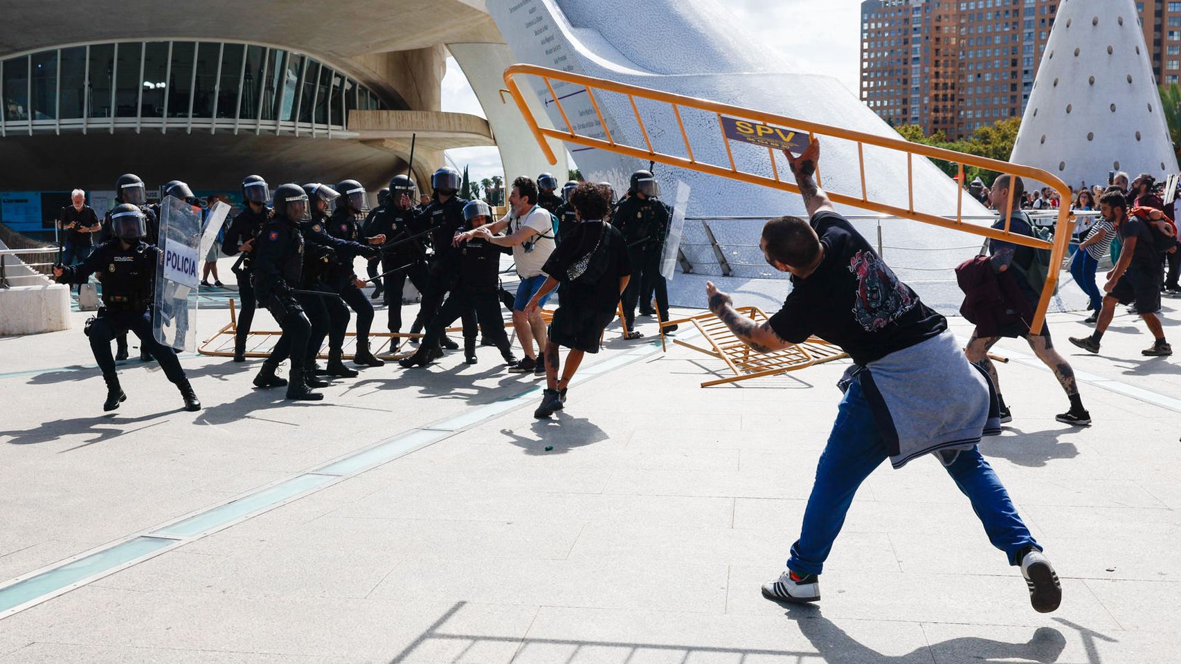 Un grupo de manifestantes rompe el cordón policial y entra a un congreso inmobiliario en el Palacio de las Artes de Valencia
