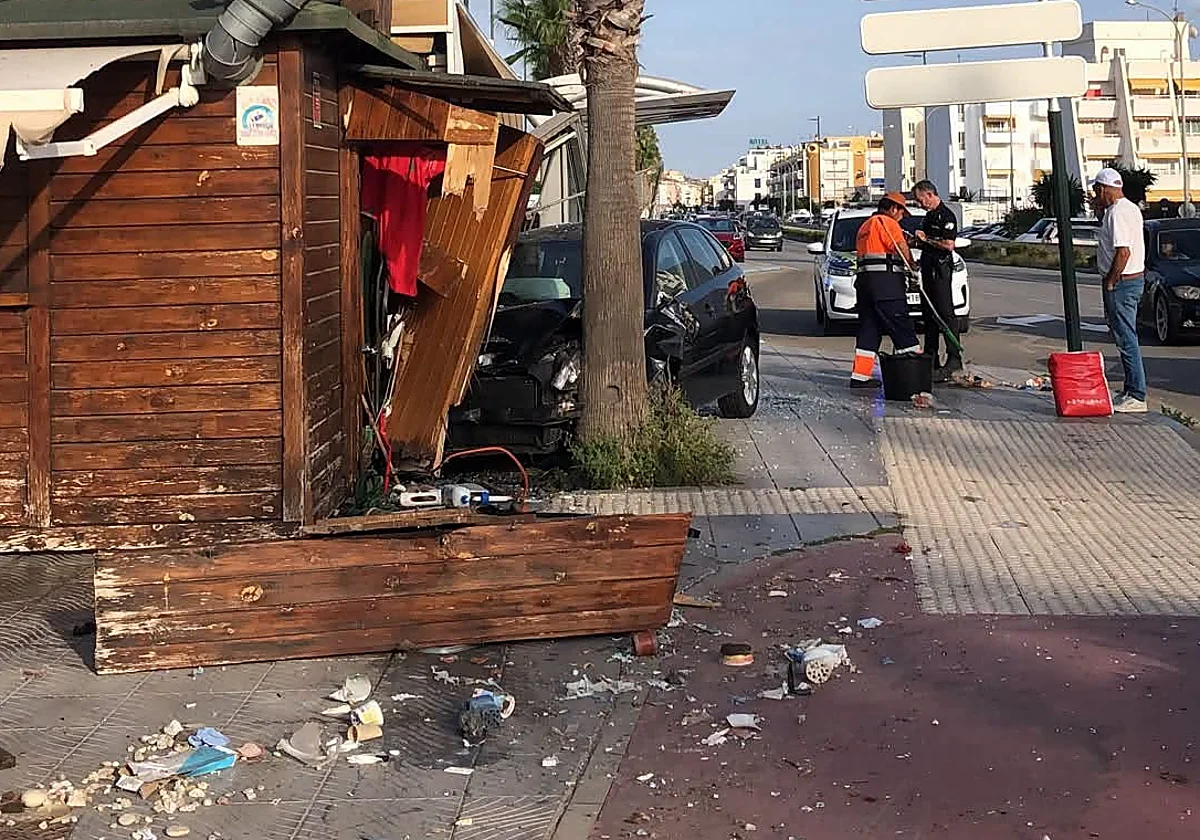 Un coche se empotra contra un kiosko y una parada de bus en Caleta de Vélez