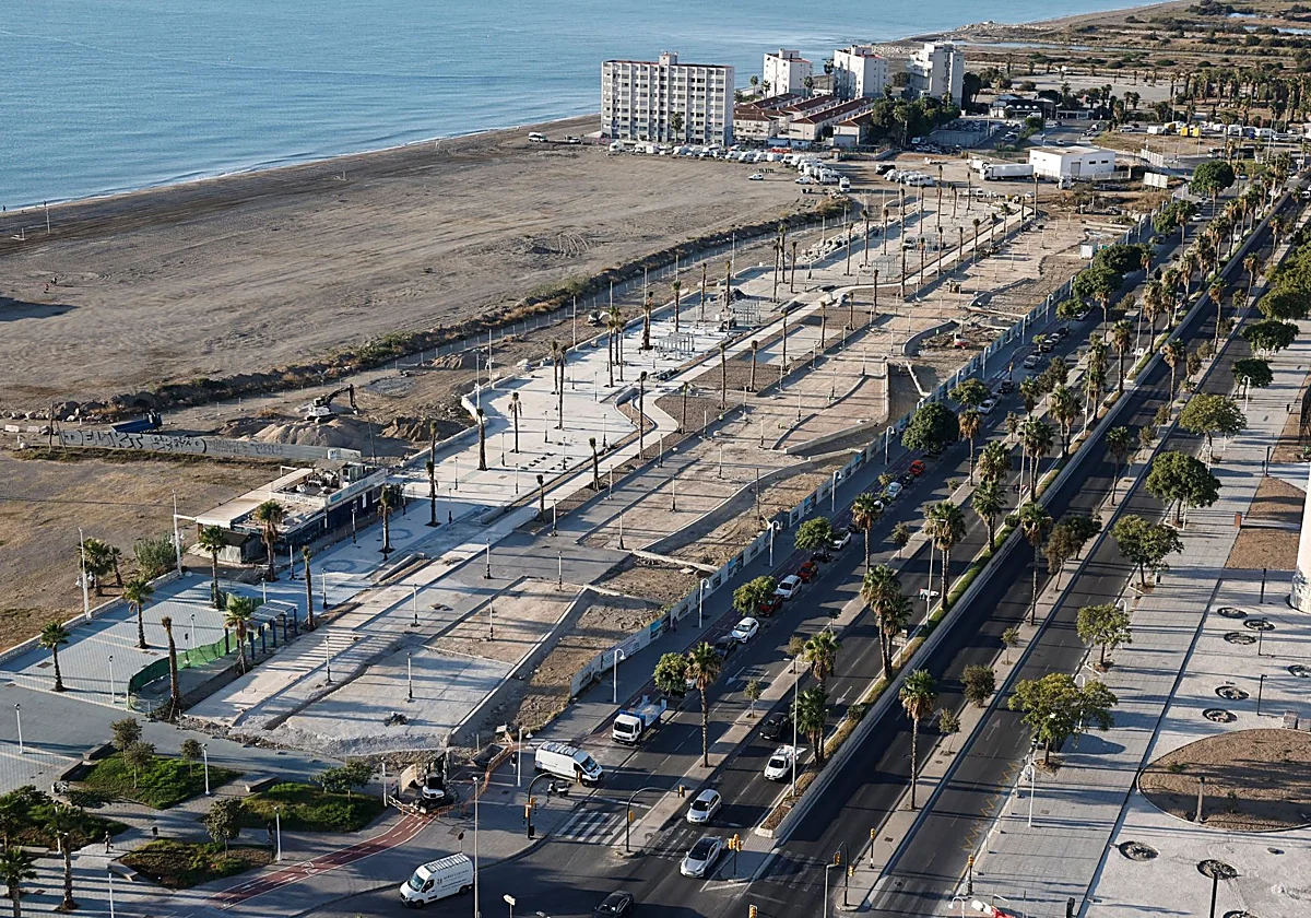 La Junta da luz verde al traslado del chiringuito que corta la ampliación del paseo marítimo de Poniente