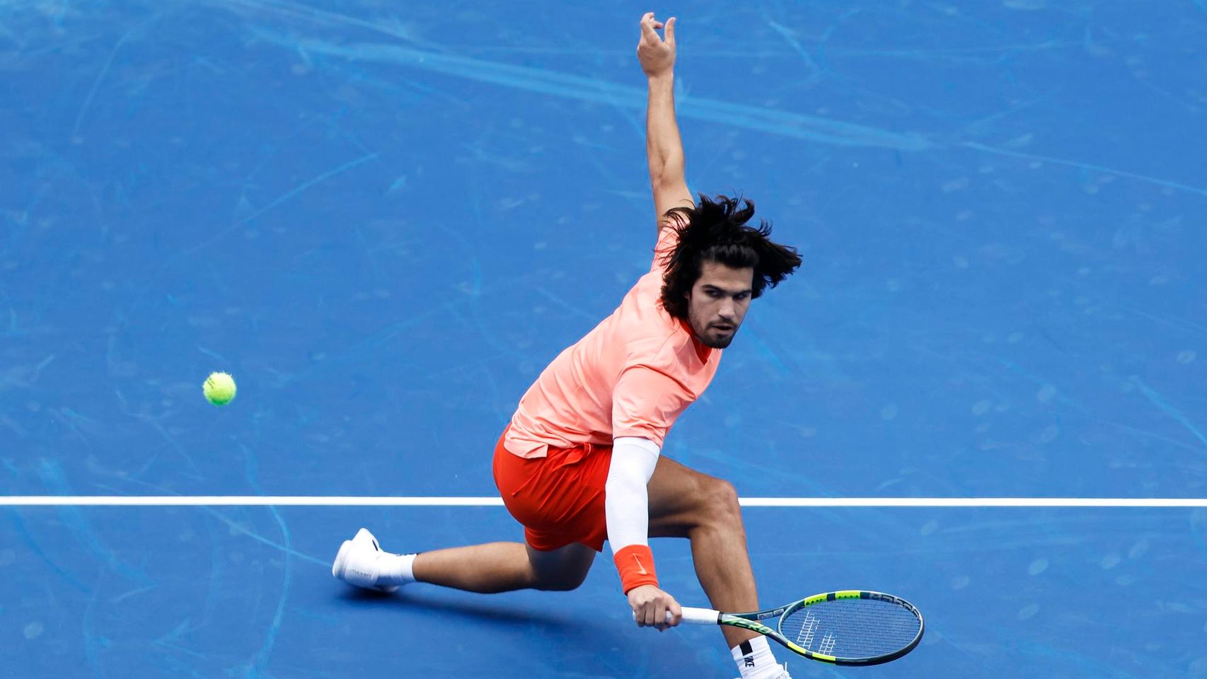 Carlos Alcaraz avanza a semis de Tokio tras la retirada de Shapovalov y asegura un español en la final