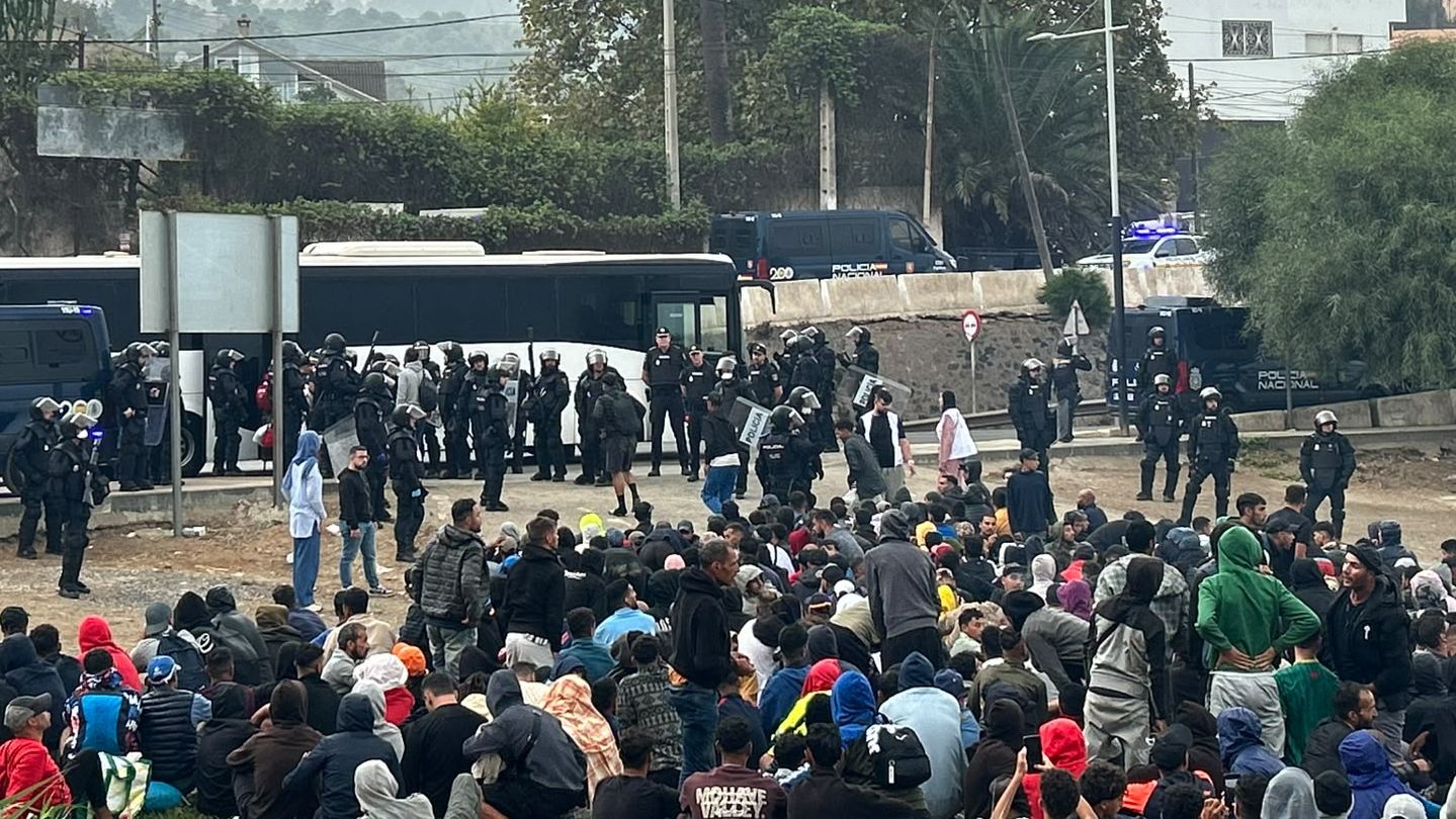 La Policía comienza el desalojo del campamento de la playa del Trampolín de Ceuta entre gritos de "Marruecos no"