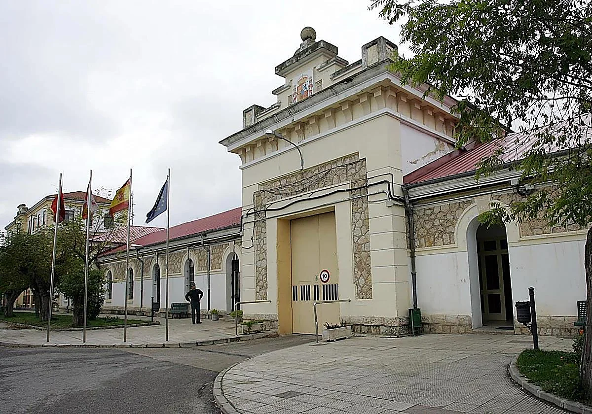 Absuelto de agresión sexual a la hija de su expareja porque estaba recogiendo a su primo en la cárcel de Burgos