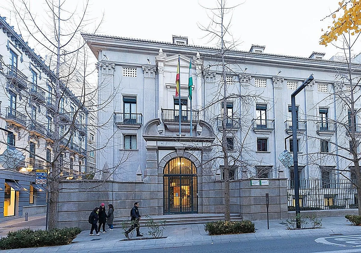 Piden cuatro años de prisión y 6.000 euros de multa a una madre y su hija por robar de la tarjeta de un anciano al que una cuidaba