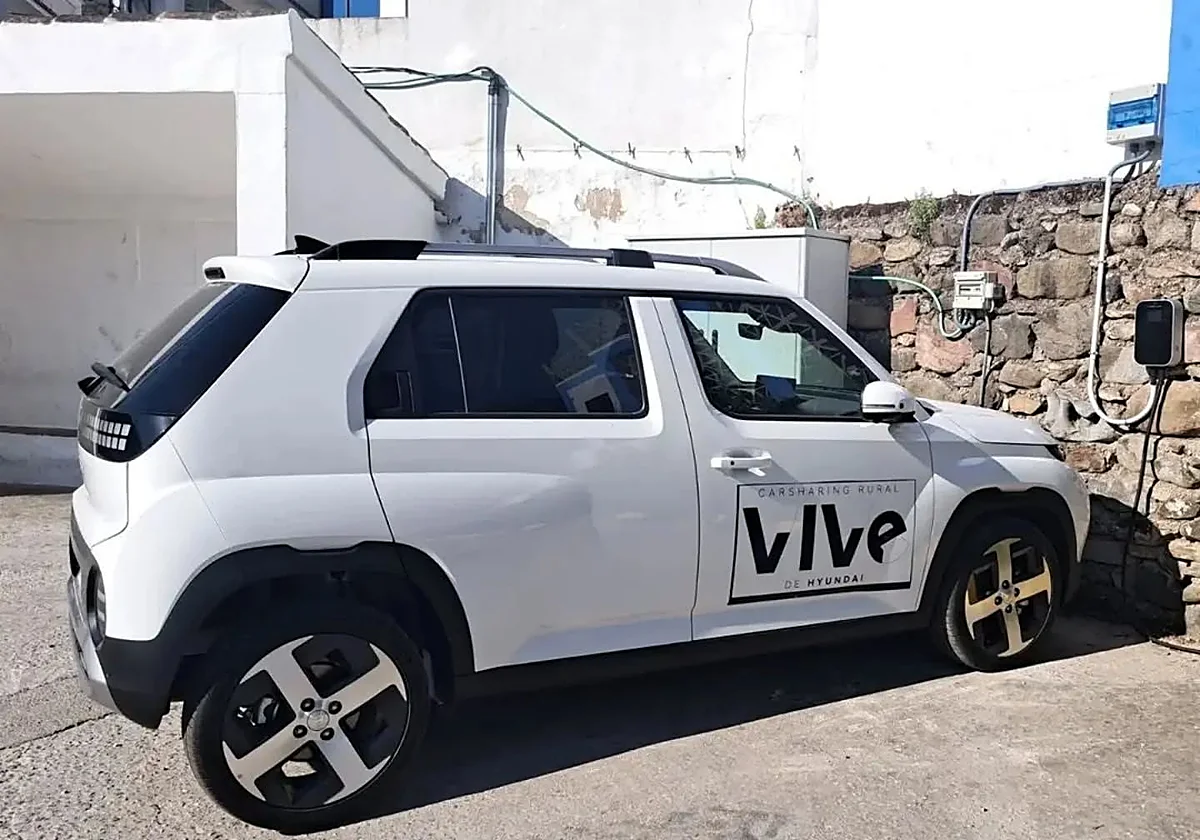 Un coche eléctrico compartido para llegar donde no llega el autobús en Tolox