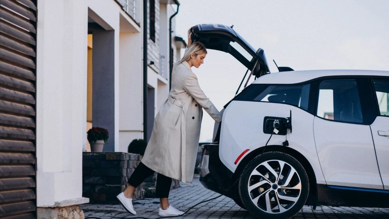 Los particulares pisan el acelerador del coche eléctrico en España, pero las empresas se quedan atrás