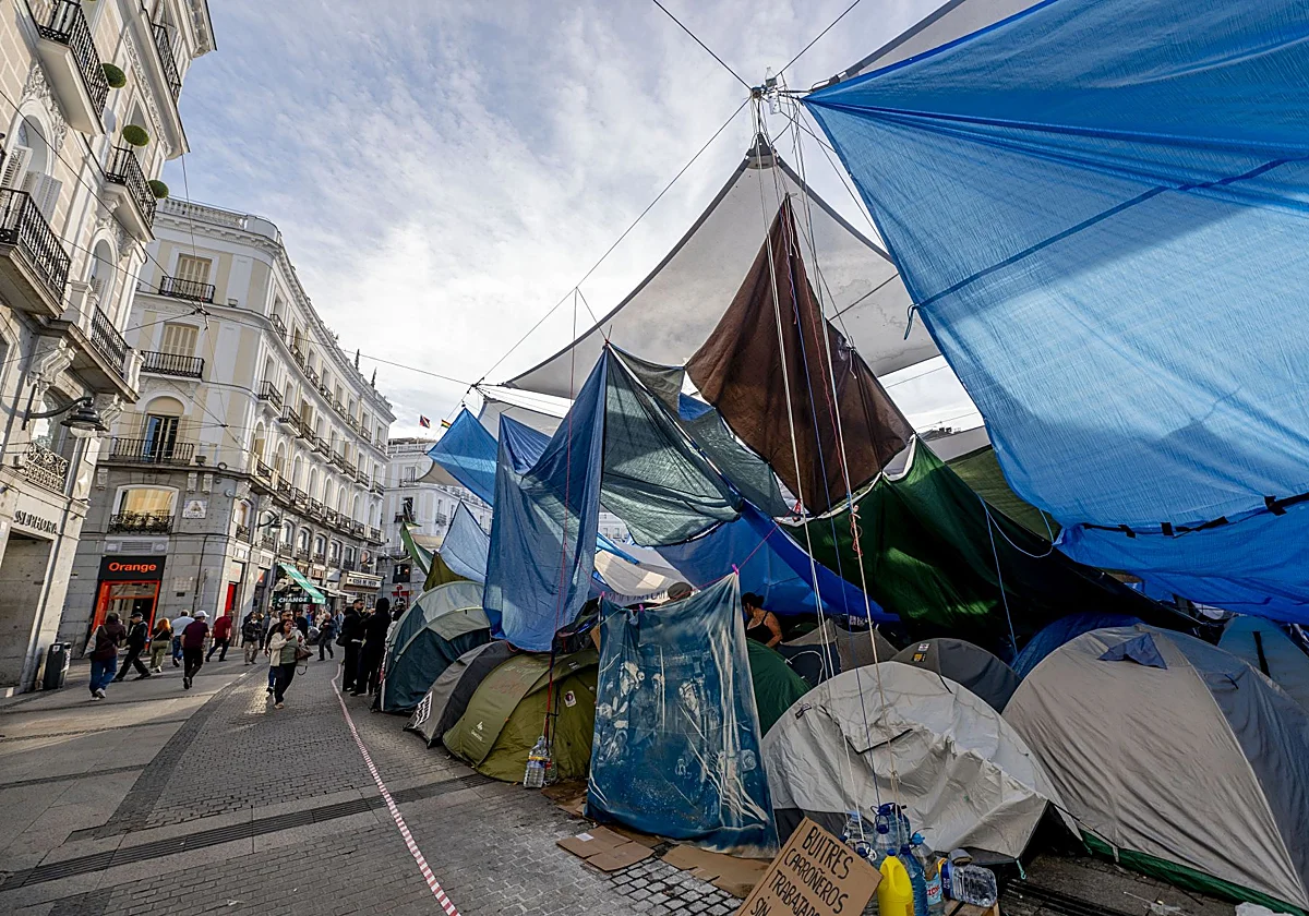 Los acampados en Sol seguirán allí pese al anuncio de elecciones generales