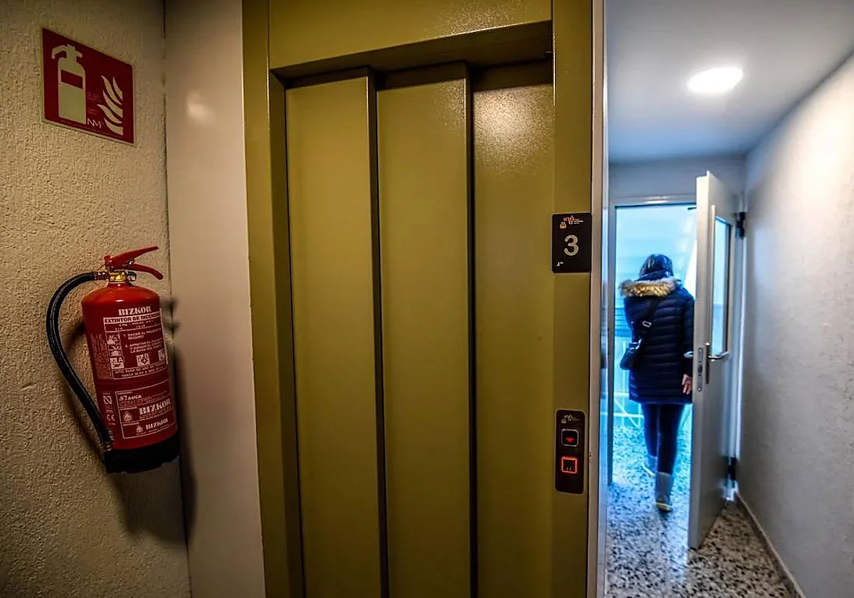El conserje de una comunidad denuncia acoso, coge una baja y acaba despedido por hacer reformas con su empresa a los propios vecinos