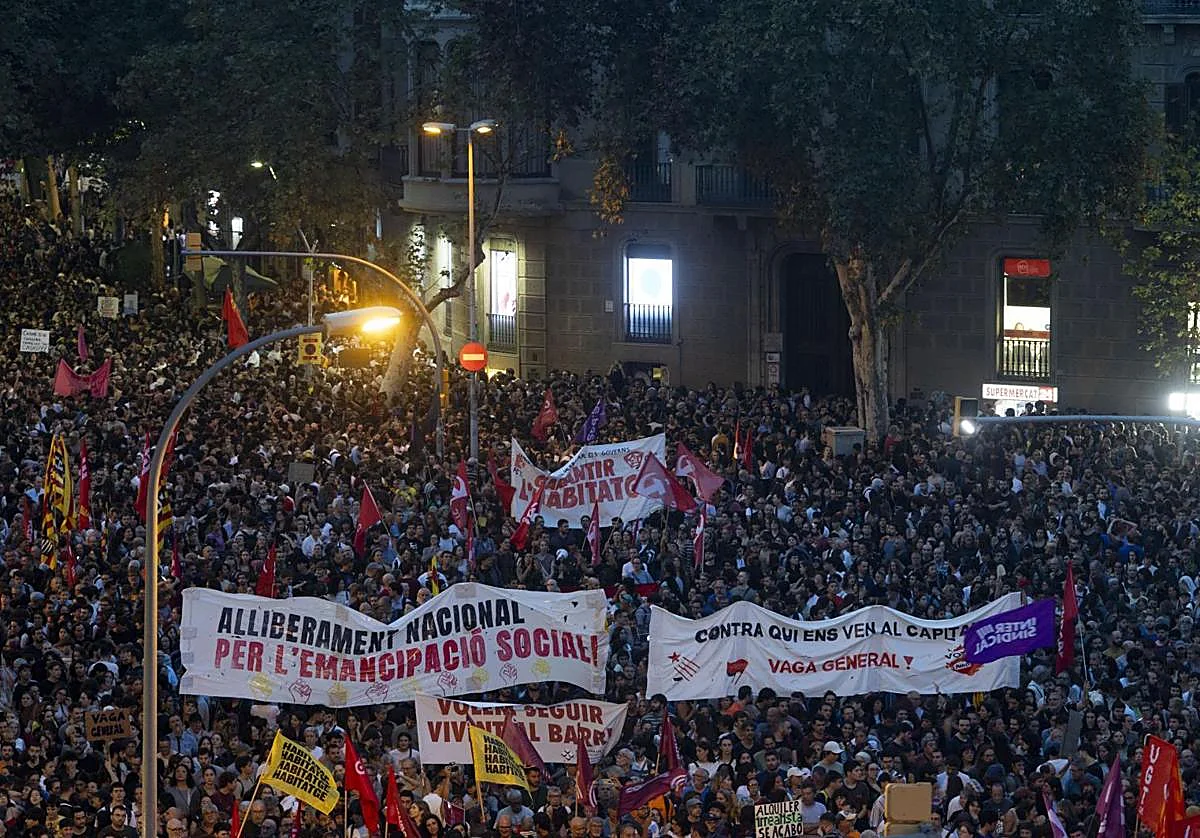 Miles de personas marchan en Barcelona por la vivienda en una manifestación que termina con cargas policiales