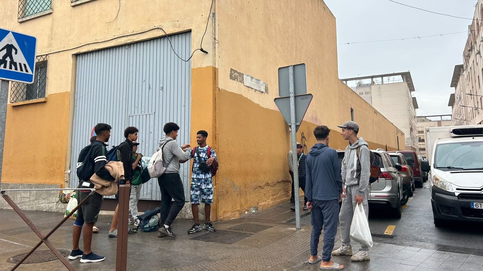 El maquillaje del Trampolín: la Policía vacía la playa tras 66 días de pasividad y cientos de migrantes huyen a los barrios