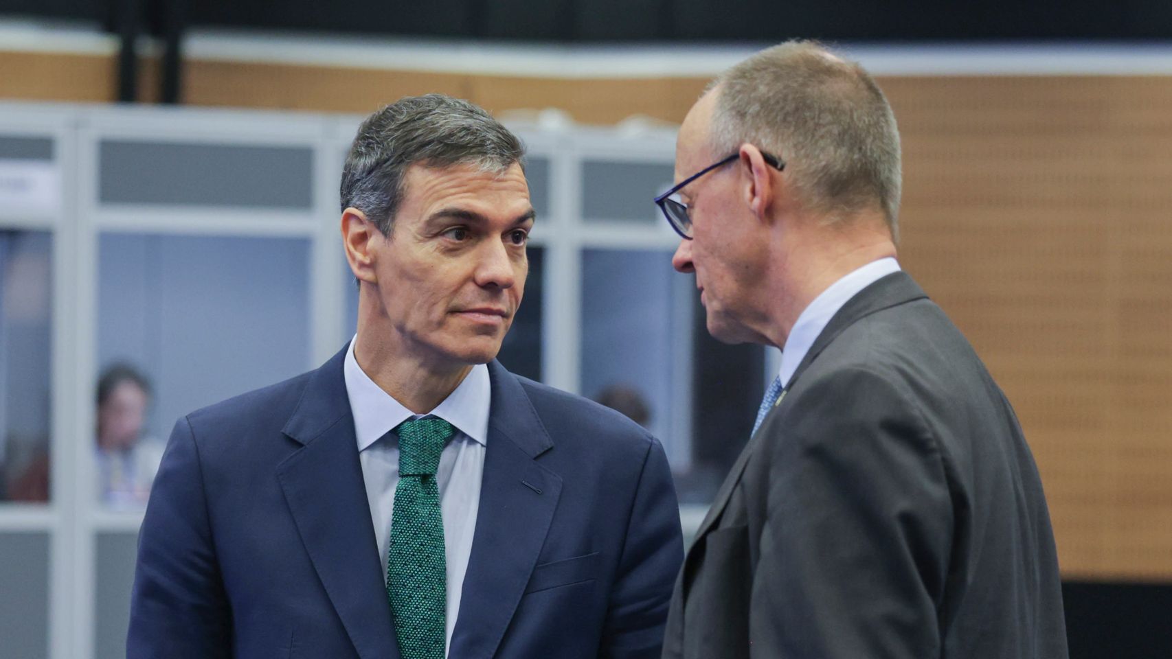 Macron y Merz pactan un "botón de desconexión" comercial contra China y dejan fuera de juego a Sánchez
