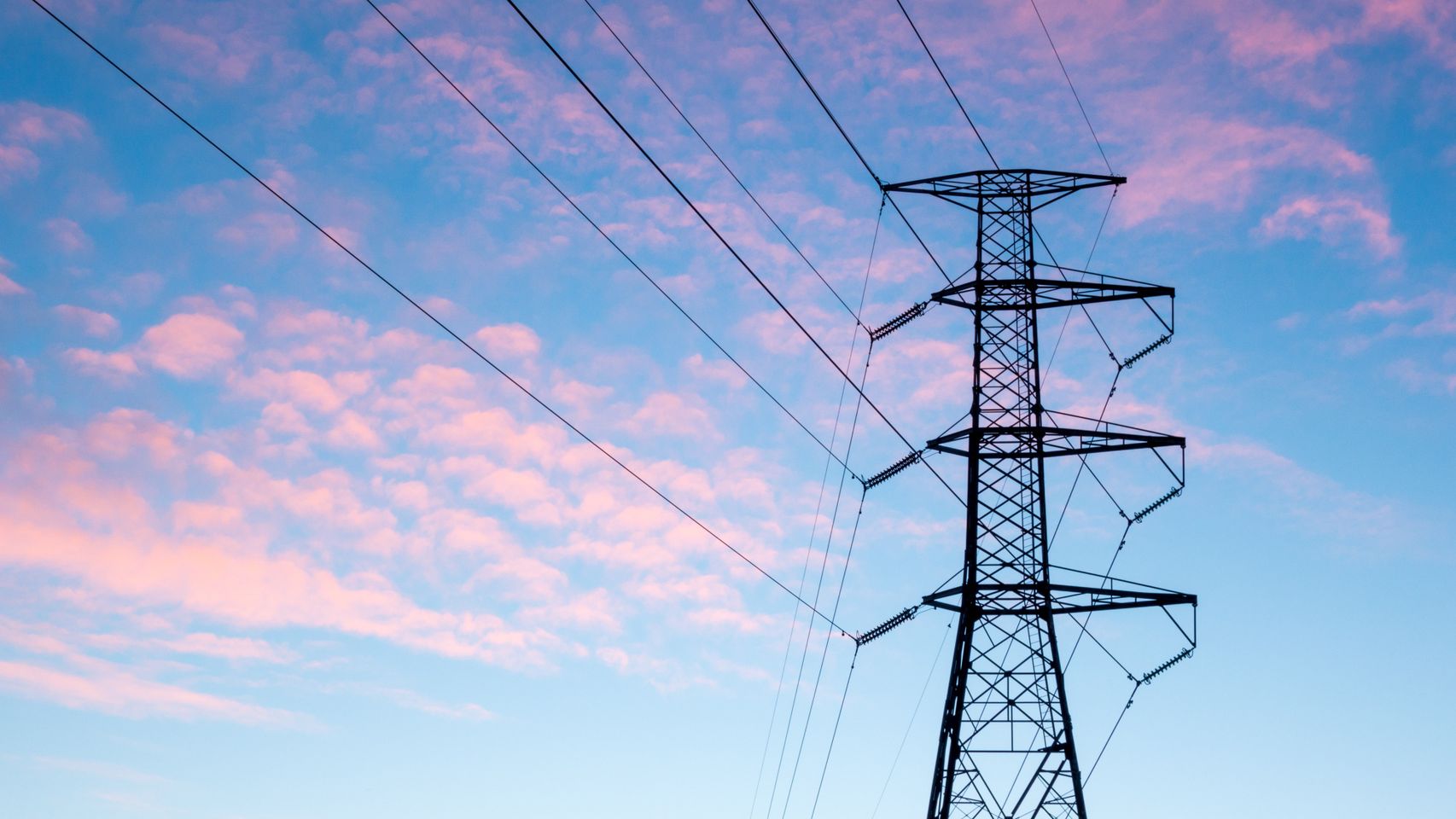 El precio de la luz se dispara este martes por encima de los 200 euros/MWh por primera vez desde 2022