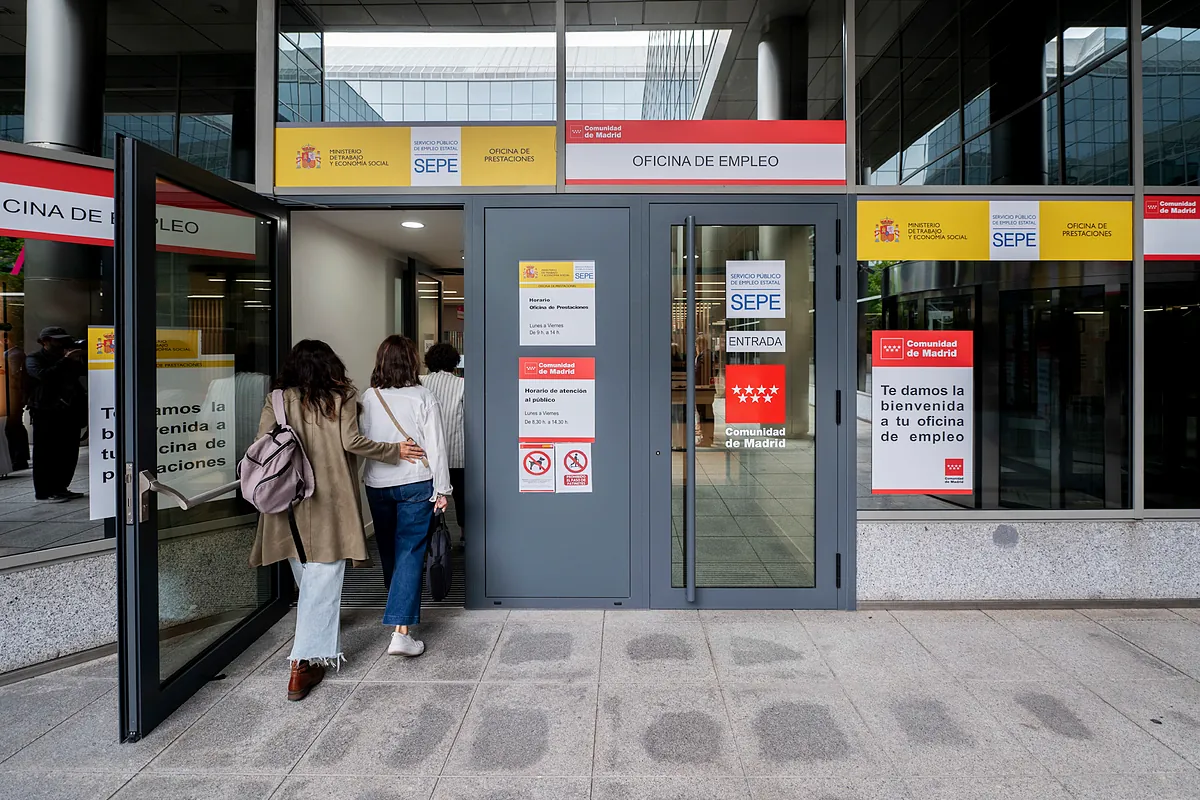 El paro cierra 2025 en su menor nivel en 18 años tras bajar en 152.000 personas, su mayor caída desde 2022