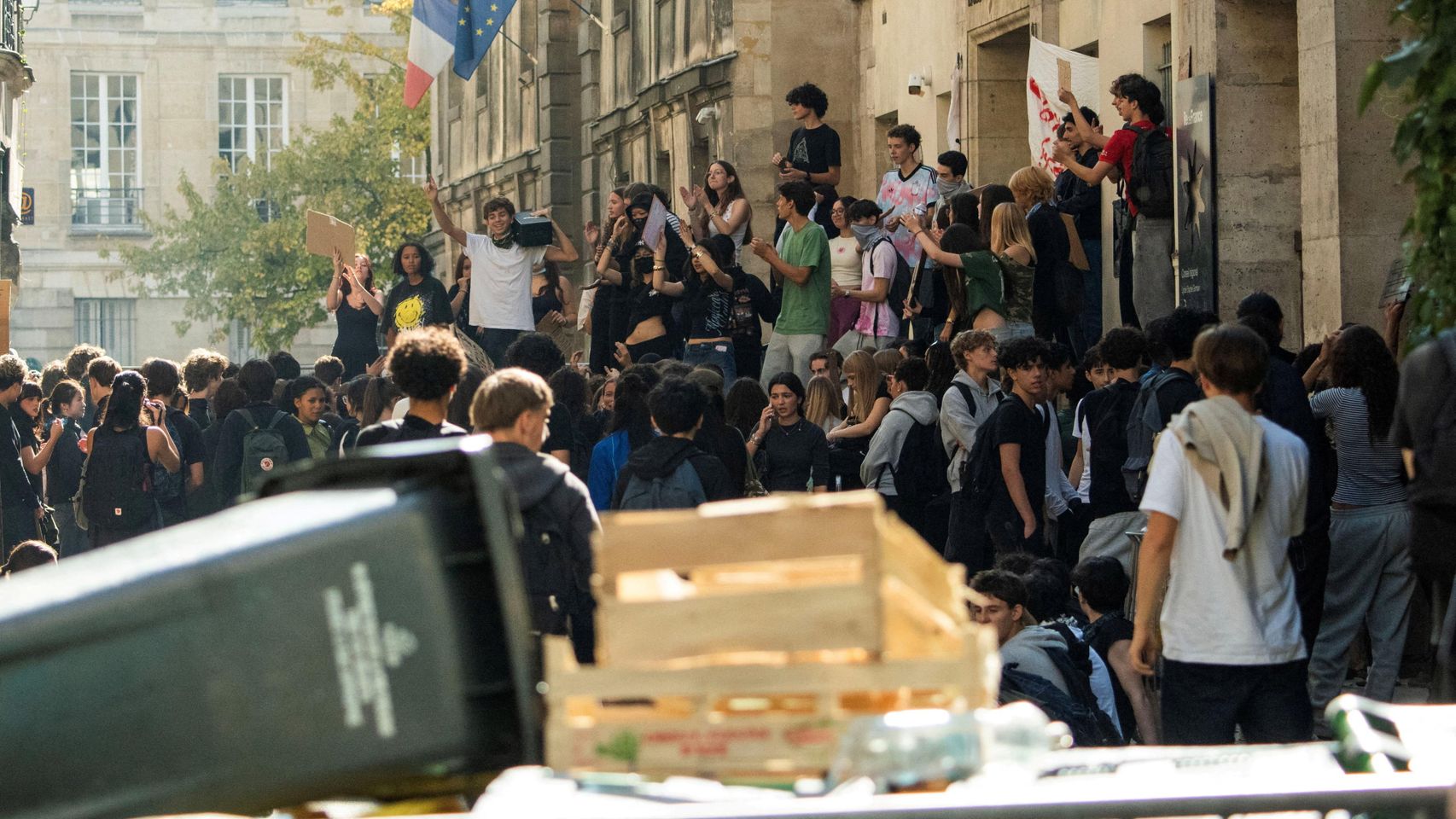 Francia afirma tener la protesta estudiantil "bajo control" aunque admite la violencia "inédita" de los manifestantes
