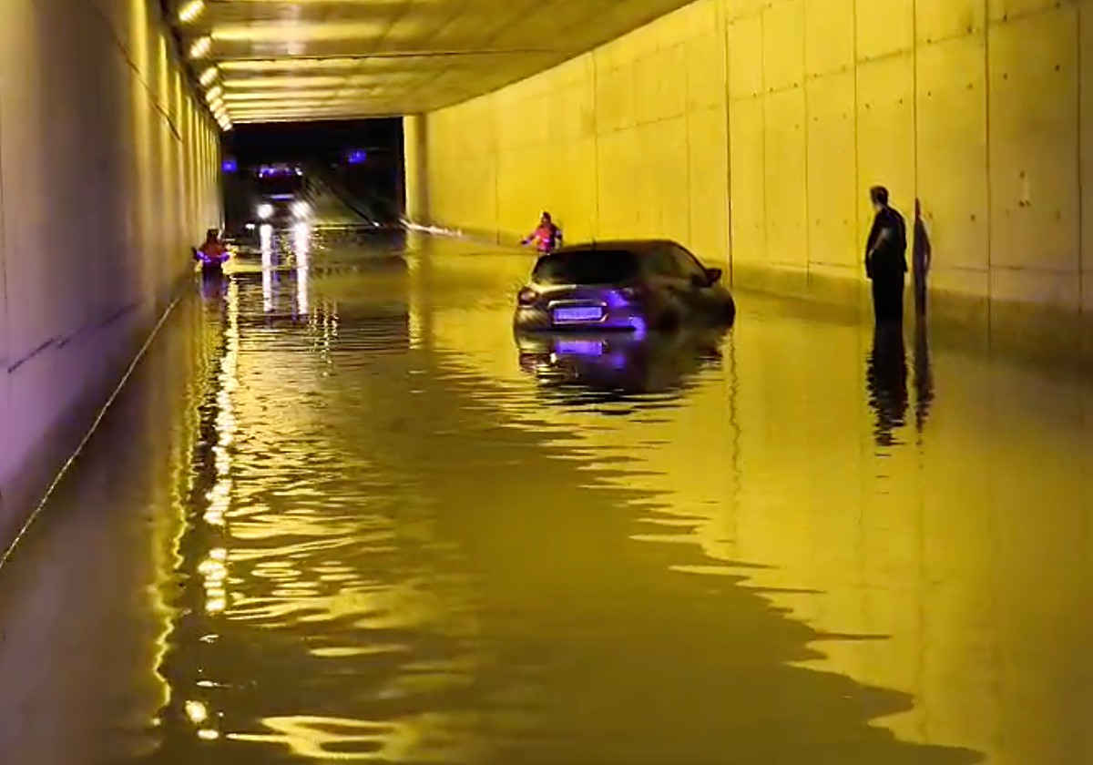 Rescatan a una conductora atrapada en el túnel del aeropuerto de Málaga