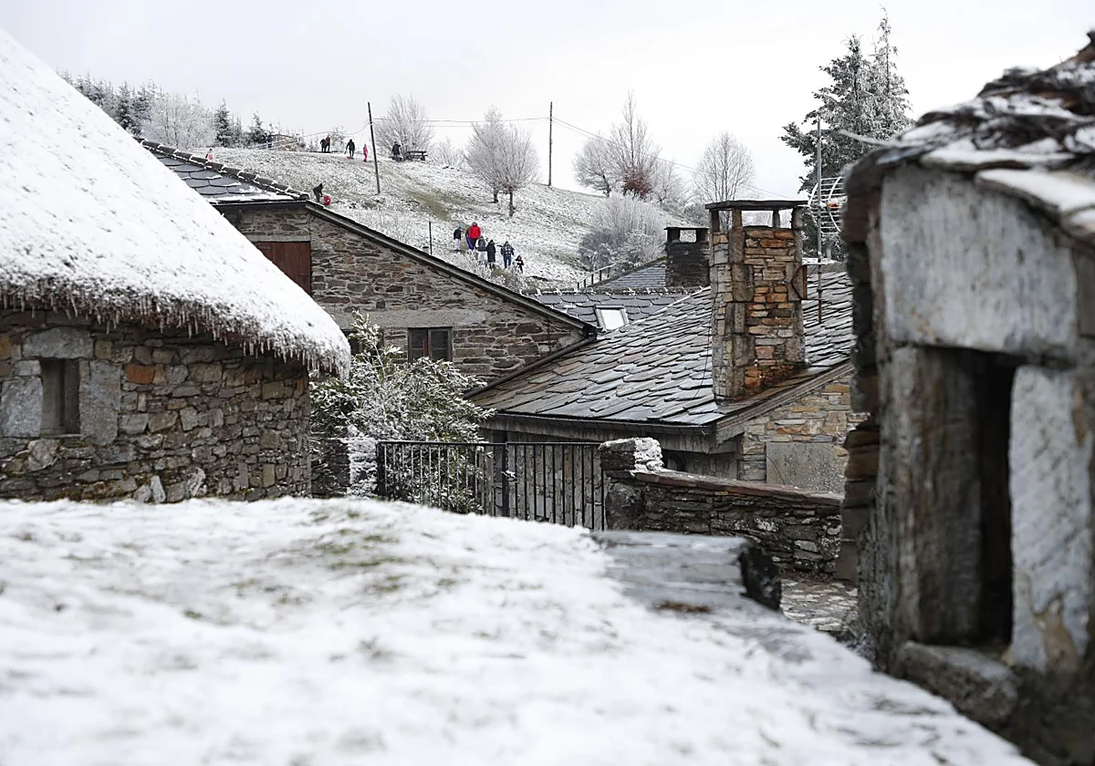 El temporal de nieve pone bajo aviso a diez comunidades y ya afecta a 50 carreteras