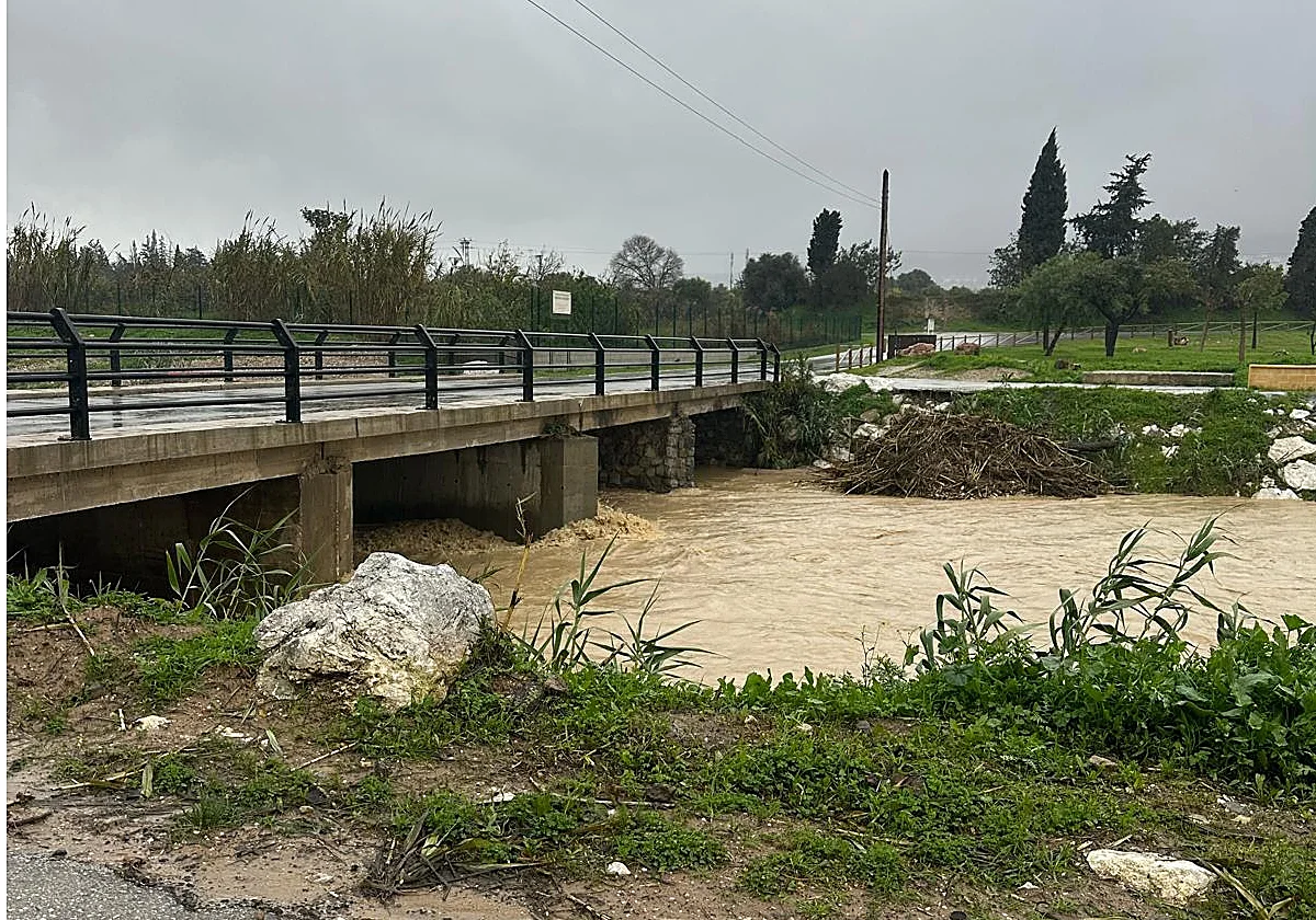 Corte de la carretera que conecta la barriada alhaurina de Zapata con el aeropuerto por las inundaciones
