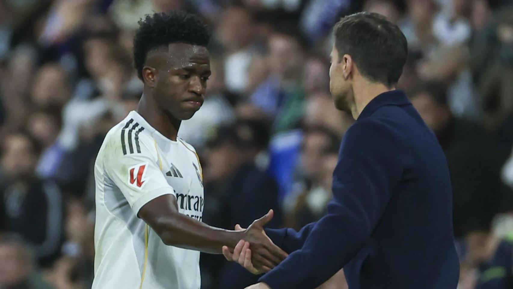 Vinicius, otra tarde entre pitos del Bernabéu y bronca de Xabi Alonso: "¡Que no te pares y presiones!"