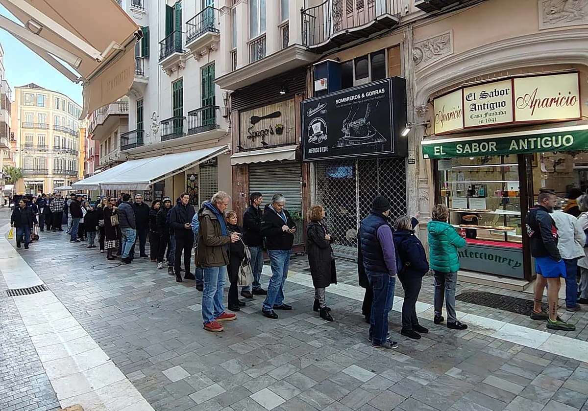 Colas para comprar roscones de Reyes en Málaga