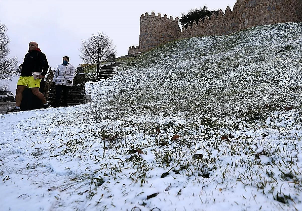 Weather warnings issued in ten Spanish regions as snow affects 50 roads