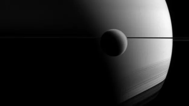 Titán no tiene un océano subterráneo, sino un interior tipo frapé de hielo y agua