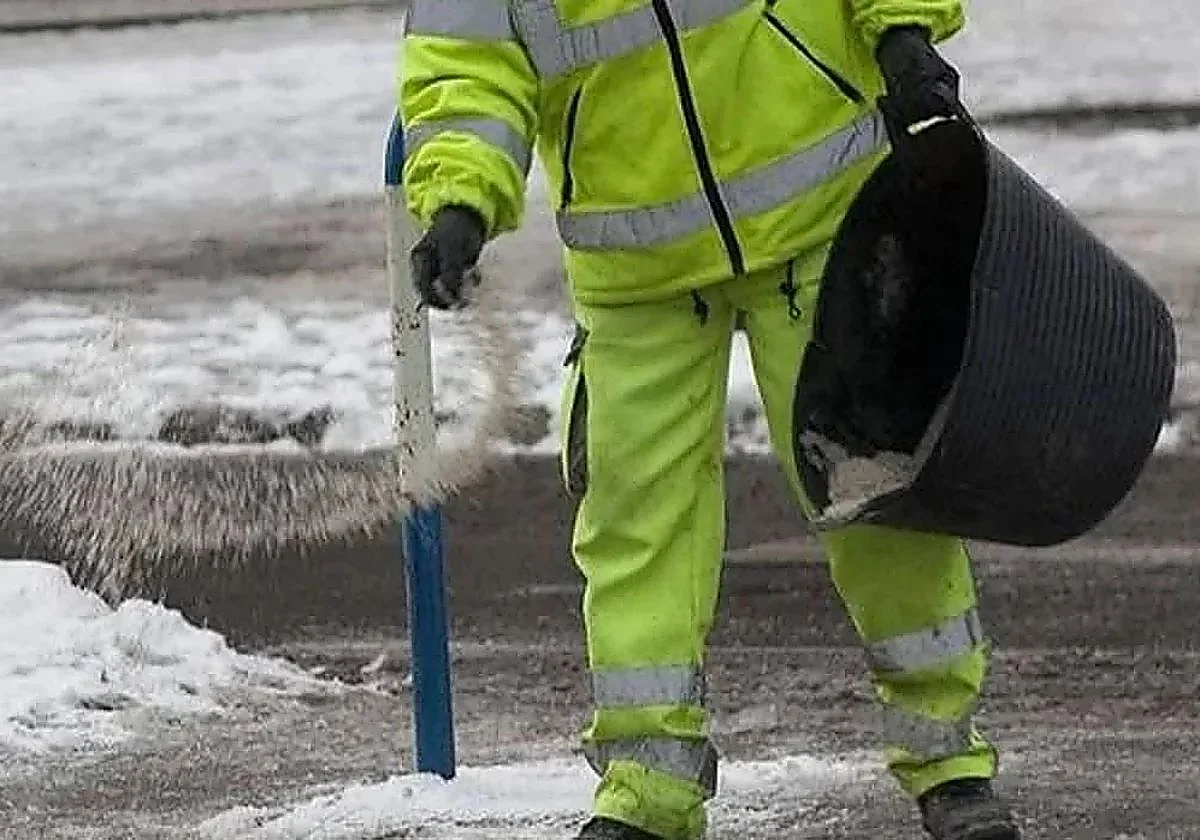 ¿La sal que se echa para derretir el hielo y la nieve de las carreteras tiene riesgos para el coche?