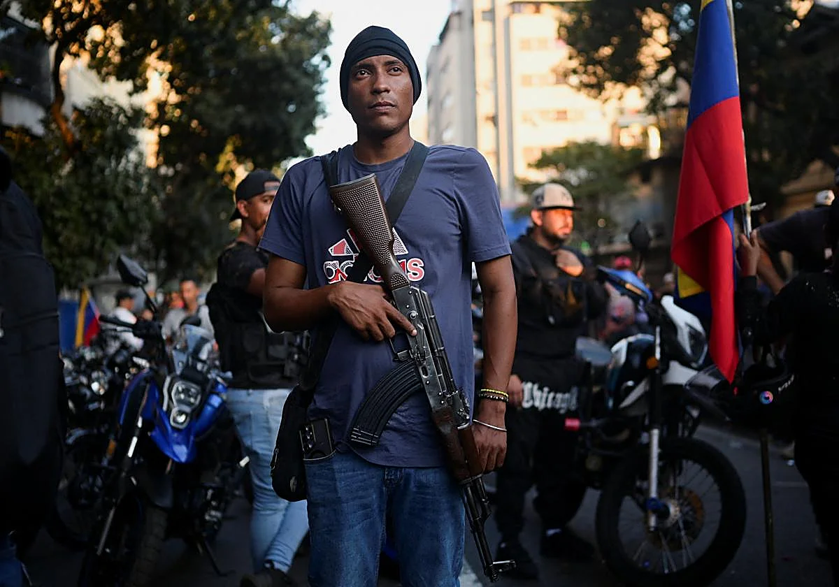 Grupos chavistas armados y en motocicletas buscan en las calles a los que apoyan el ataque de EE UU